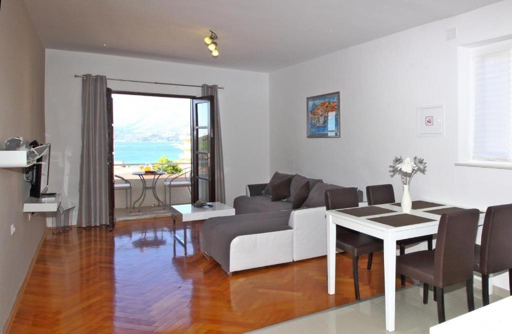 Apartments Dubreta ツァヴタット エクステリア 写真